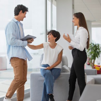 Equipo de profesionales conversa y revisa documentos en una oficina