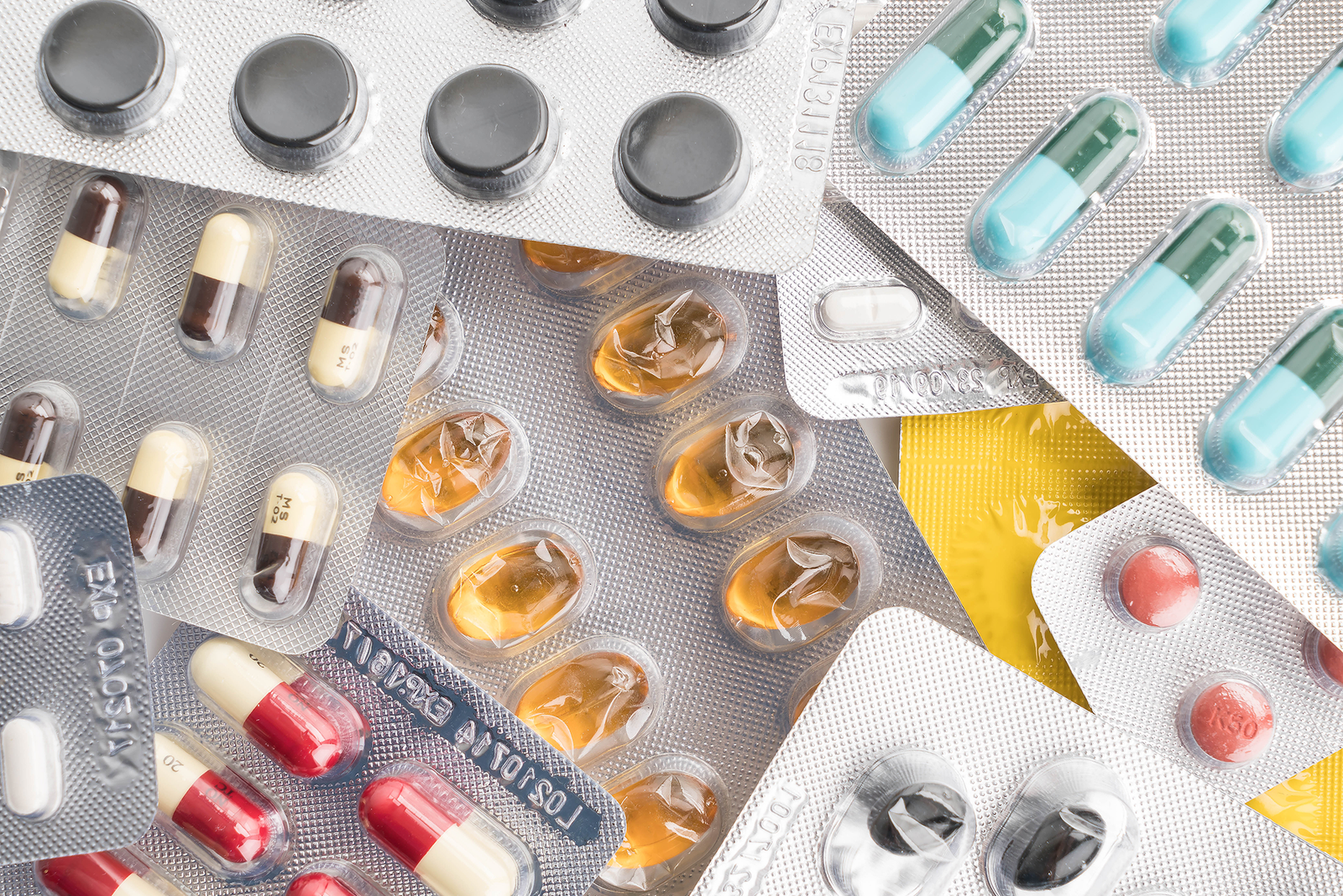Medicamentos en distintas presentaciones de tabletas y cápsulas