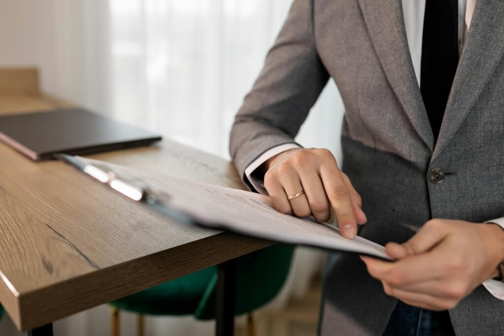 Persona revisando papeles de la ANLA para aprobar una licencia.